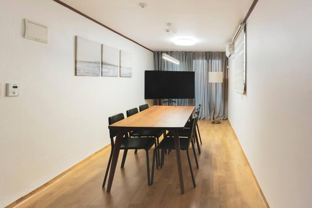 Yeon Apartment *
